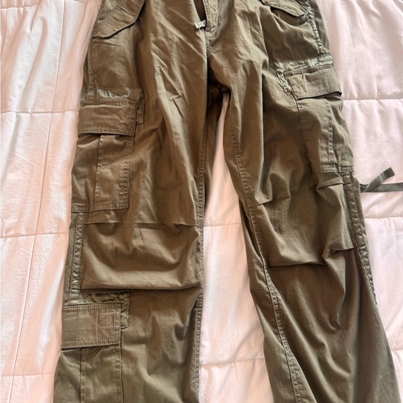 Abercrombie low rise cargo pants with silky detailing- size 28 - Picture 3 of 6